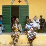 Consultation au poste de santé de Toucar au Sénégal. Des mères attendent leur tour à l'entrée. cf. fiche d'actualité scientifique n°260.