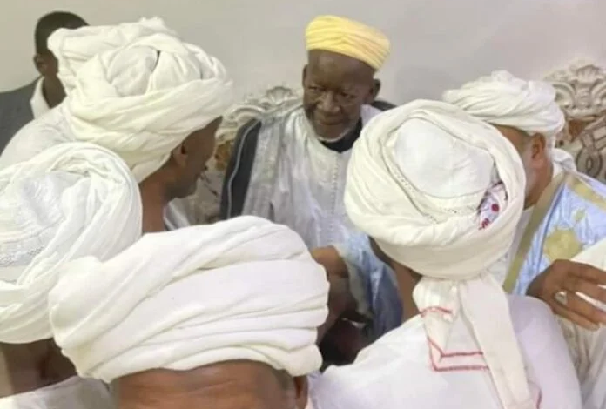 Médiation de Cheikh Mahi Niass Au Darfour : Baye Mbaye Niass irrité par l’inertie de Macky face à l’exploit diplomatique du khalife de Médina Baye
