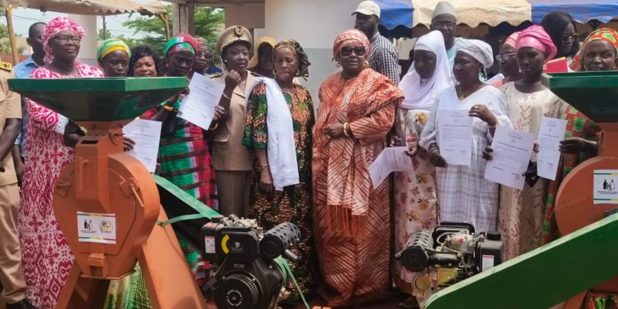 KEDOUGOU : Le ministre de la Famille et des Solidarités offre 35 moulins aux femmes